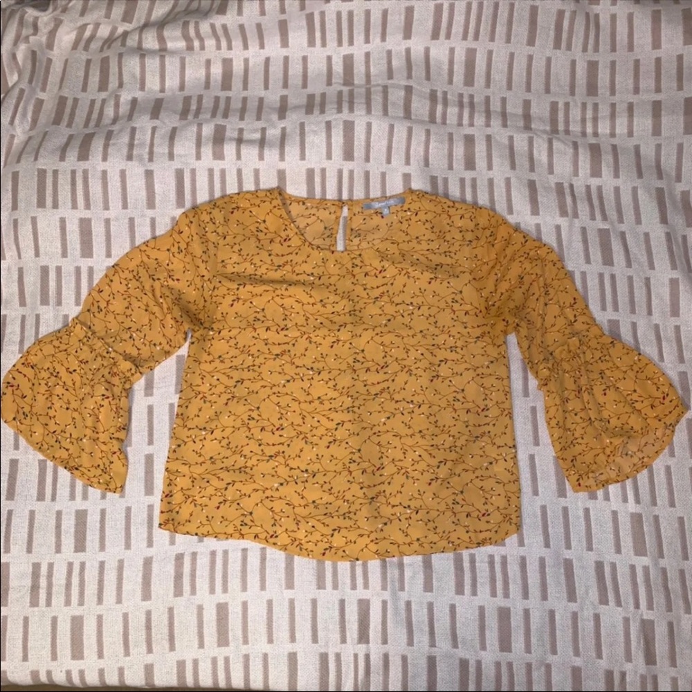 🔥 3 for $15 🔥
Sweet Rain Gold Ruffle Sleeve Top Medium